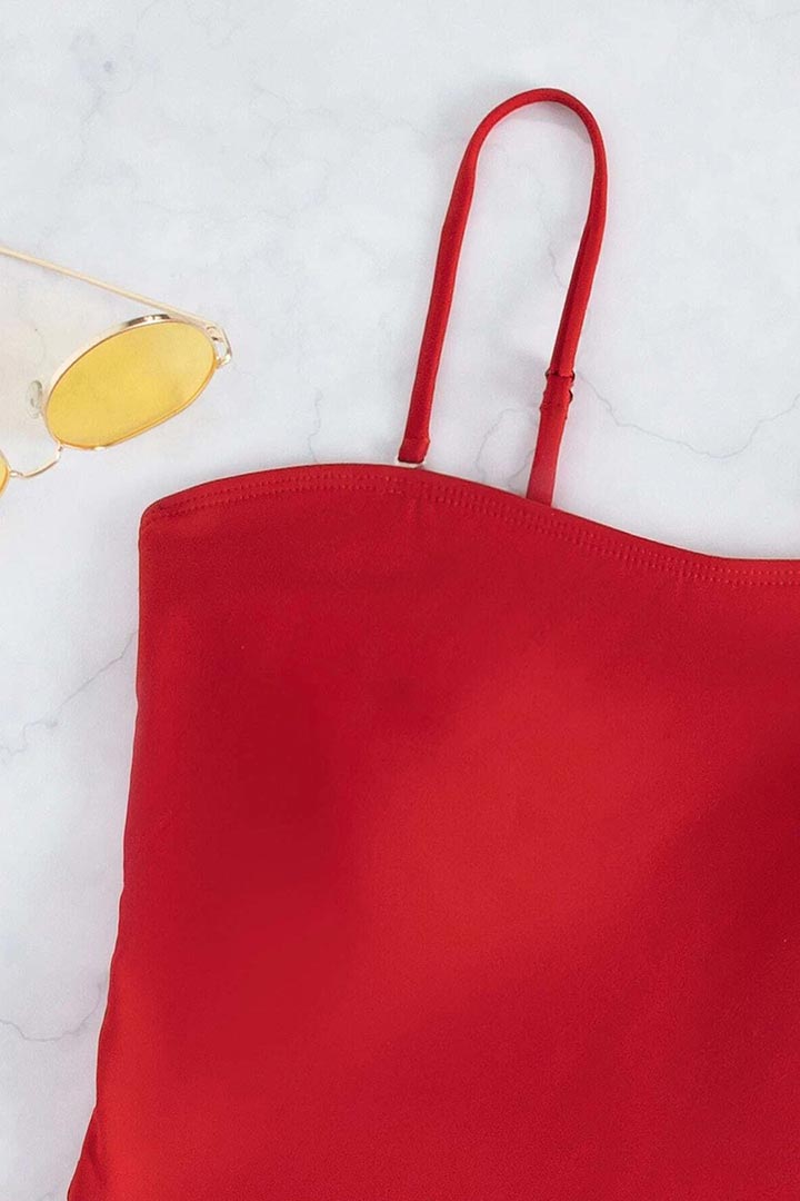 صورة طقم سباحة قطعتين بتصميم فستان - أحمر