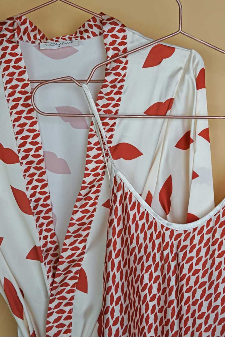 صورة قميص داخلي مطبوع عليه شفاة مع كارديجان قطعتين ملابس نوم قصيرة - أوف وايت وأحمر